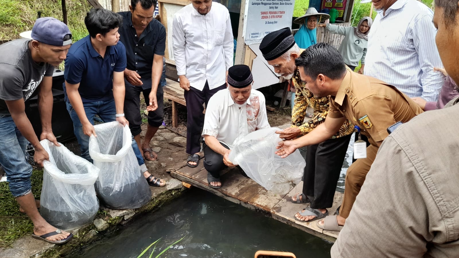 Gubernur Sumbar Mahyeldi Ansyarullah melepas bibit ikan larangan di Jorong Minang Jaya, Nagari Minang Kabau, Kecamatan Sungayang, Tanahdatar.